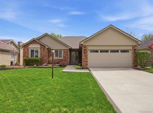 1669 Treeside Dr, Rochester Hills, MI 48307