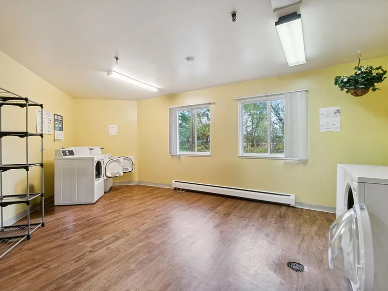 140 W North St — Photo 28