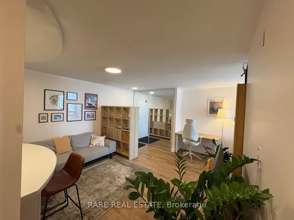 105 McCaul St #704, Toronto, ON M5T 2X4