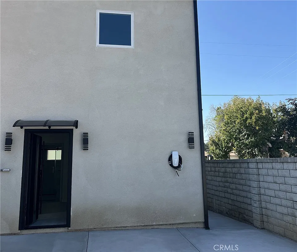 3 bed, 1400 sqft, $4,200 — Photo 2