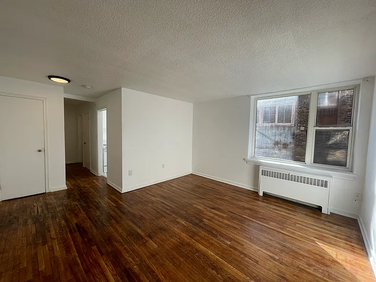 2407 Lake Shore Blvd W #4 — Photo 2