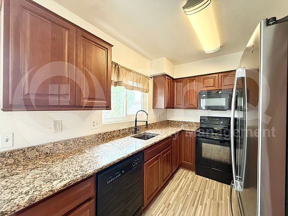 5th image of 919 W Laguna Dr