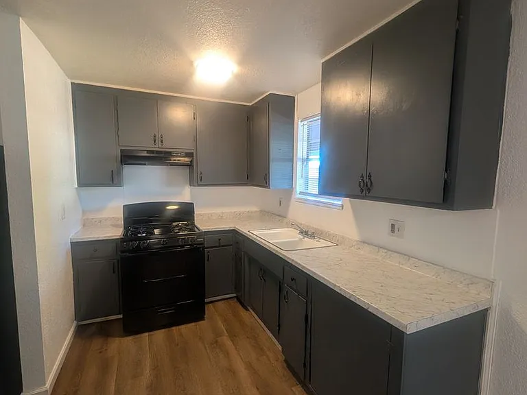 720 Vermont Ave — Photo 2