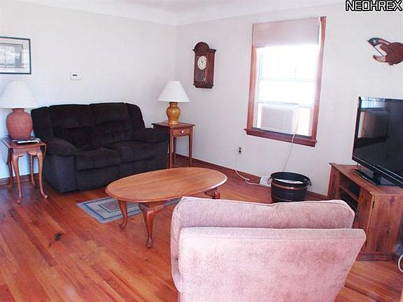 2nd image of 472 E 300th St