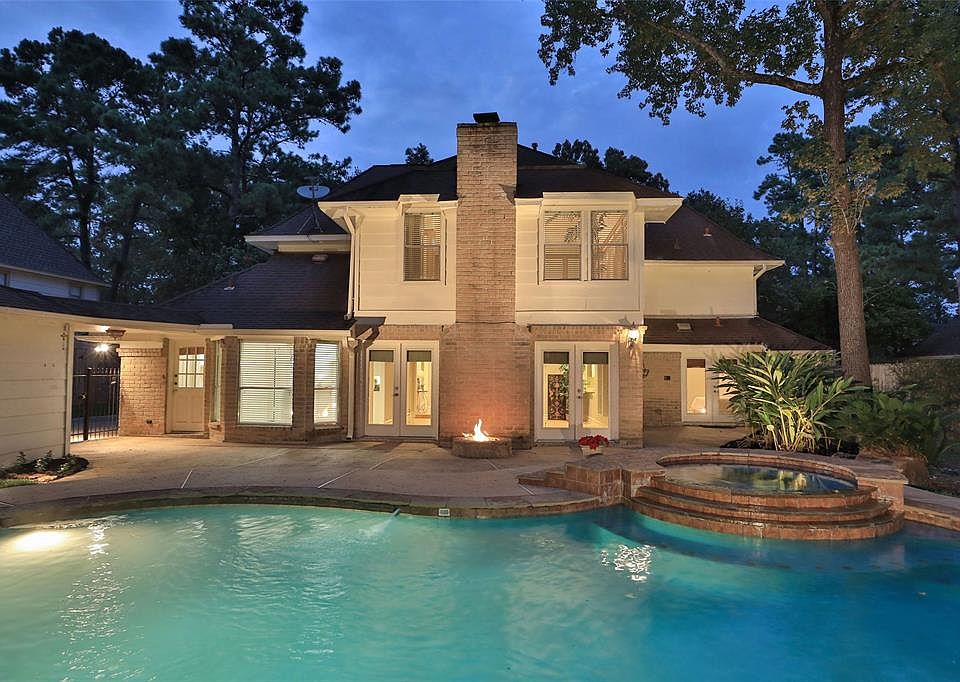 GREAT HOME FOR ENTERTAINING - Situated on a beautiful lot in Champion Forest, this home showcases a beautifully lit pool and spa with ample room for outdoor entertaining and dining. Encased by mature trees and landscaping, this yard is ideal for priv
