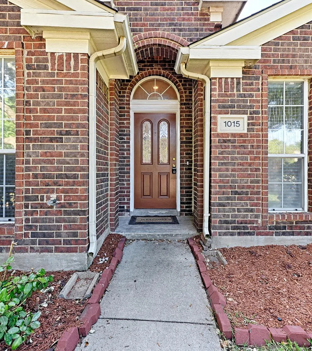 4 bed, 2070 sqft, $2,300 — Photo 4
