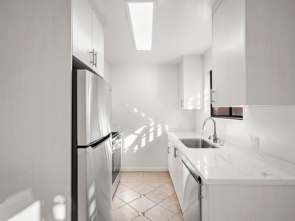 4th image of 4920 Cahuenga Blvd
