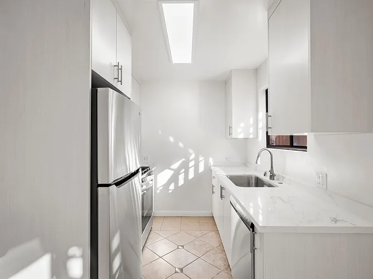 4920 Cahuenga Blvd — Photo 4