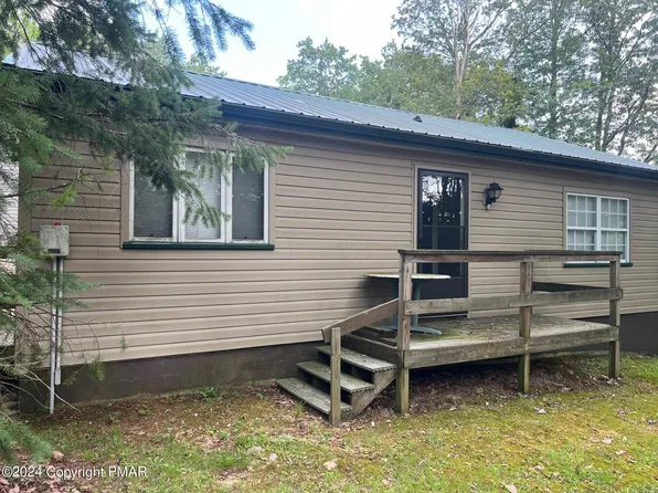 226 N Lake Dr, Lake Harmony, PA 18624