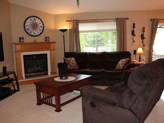 5th image of 704 Oak Pond Dr
