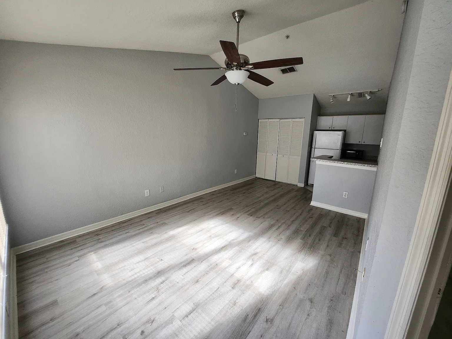 Metrowest 1/1 condo — Photo 2