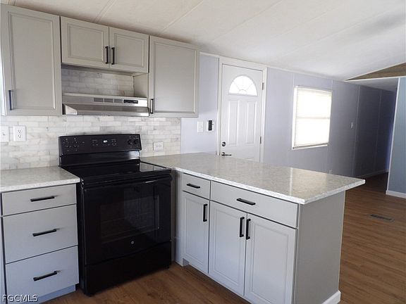 3rd image of 113 Lantern Ln