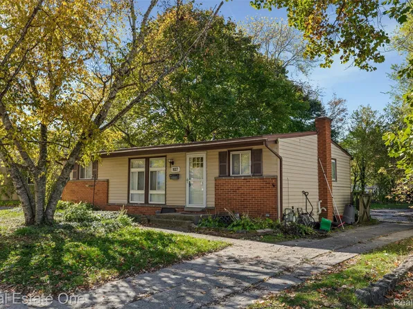 927 Bird Song Dr, Milford, MI 48381