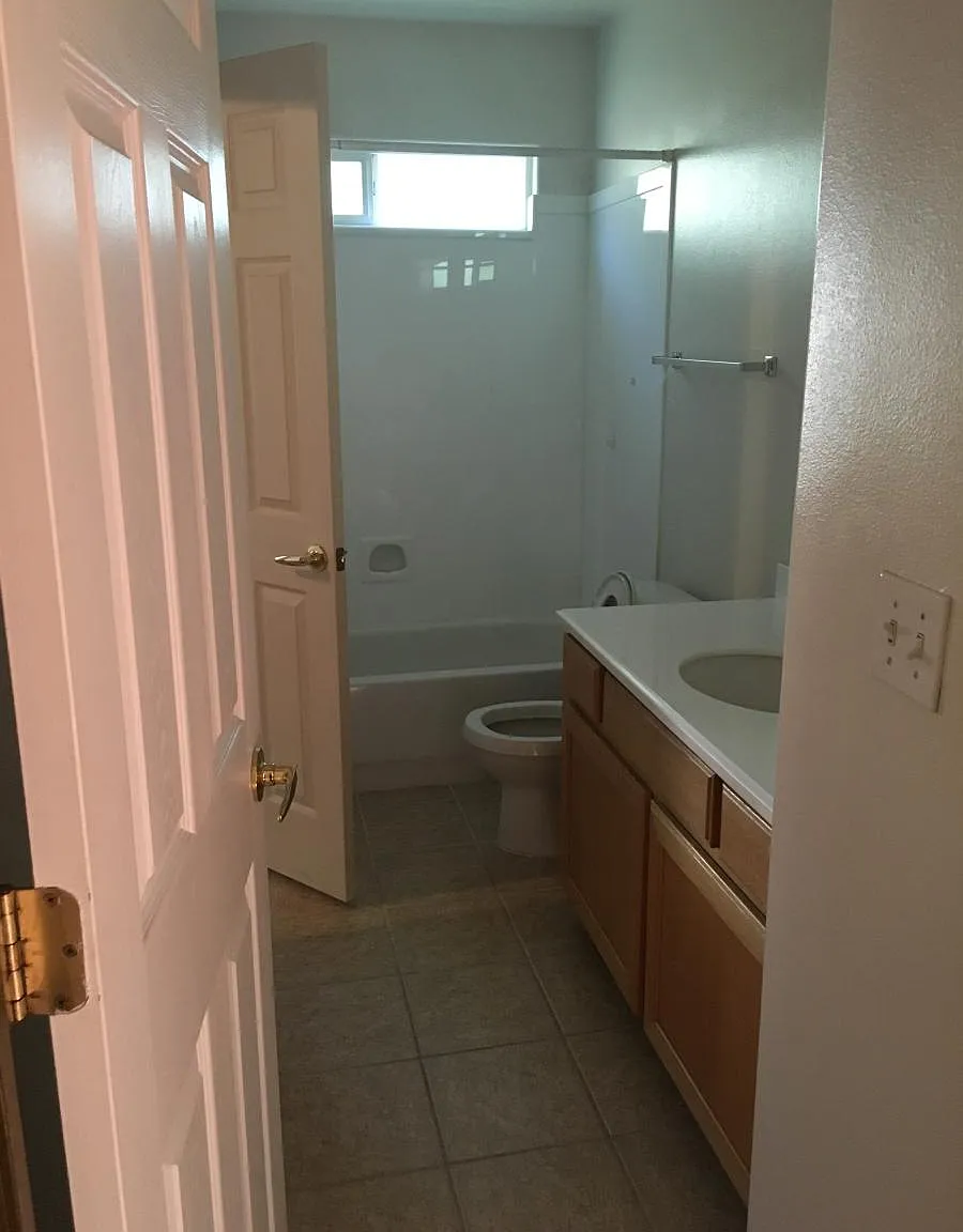 2 bed, 1070 sqft, $1,550 — Photo 4