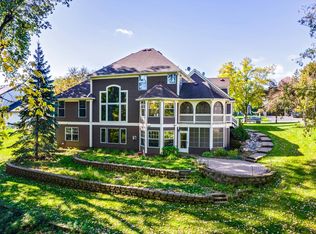 460 Vadnais Lake Dr, Vadnais Heights, MN 55127