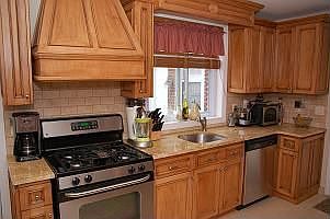 Gourmet Kitchen w/granite counters & GE SS appliances