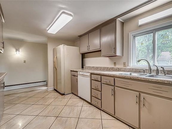 5th image of 13 Meadow Ln