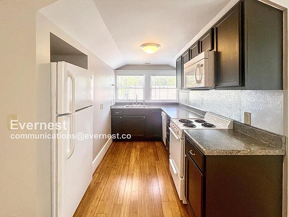 2nd image of 801 Willow St Unit B