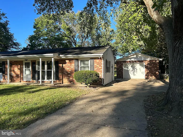 22696 Bellwood Ln — Photo 2