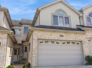 8834 S Roberts Rd, Hickory Hills, IL 60457