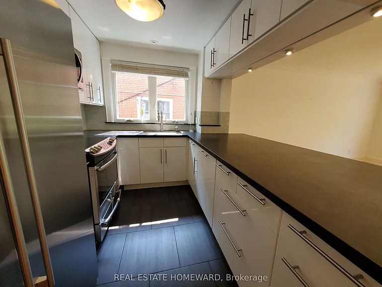 21 Love Cres #MAIN FLOOR — Photo 10