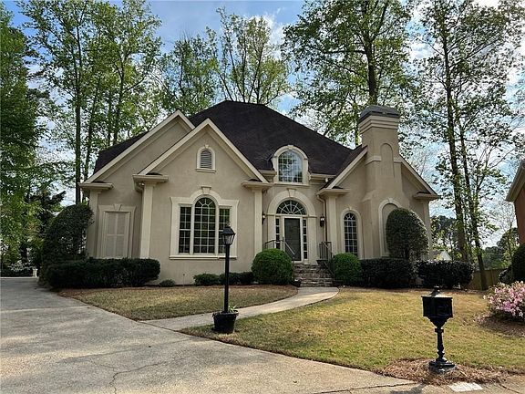 3rd image of 4562 Fountain Dr NE