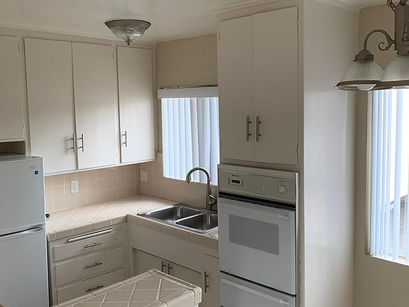 4th image of 6045 Whitsett Ave #24