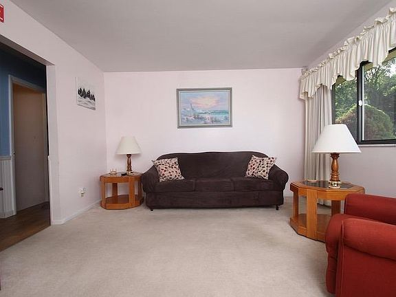 3rd image of 5225 Scotland Dr