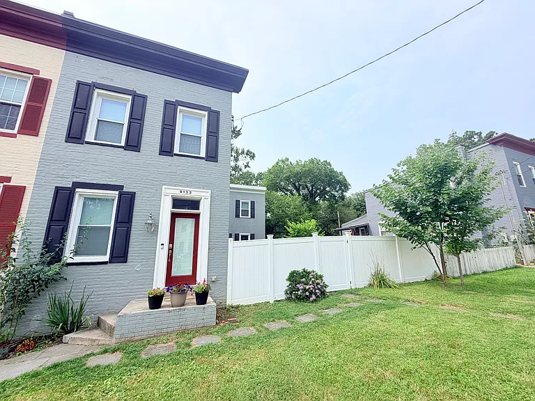 9133 Baltimore St — Photo 28