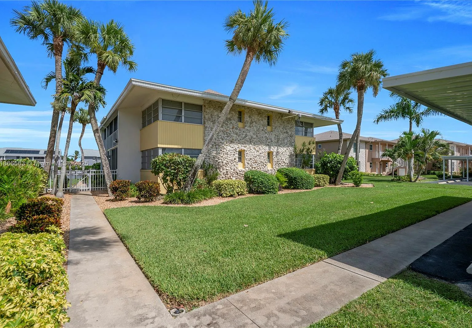 2 bed, 2.0 bath, 1117 sqft, $1,800 — Photo 1