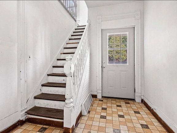 5th image of 735 Jackson St