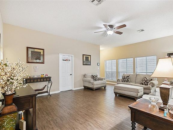 5th image of 2040 Black Oak Dr