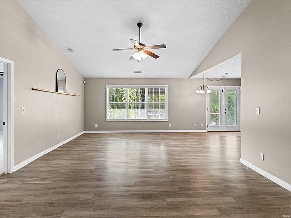 3rd image of 3915 Bronson Ln