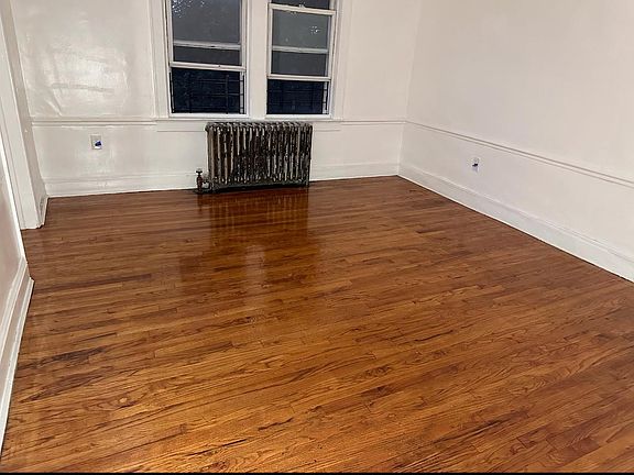 4th image of 186-21 Hilburn Ave #1