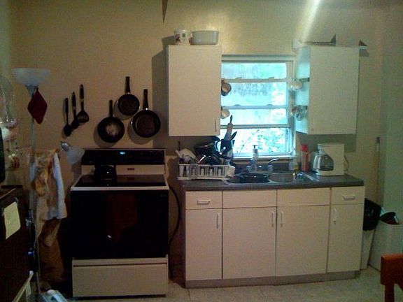 Kitchen, house comes with stove and refrigerator 