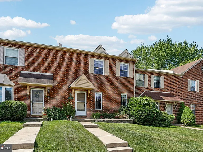 323 Penwyllt Ct — Photo 2