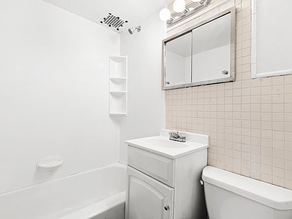 4th image of 322 E 14th St APT 4R