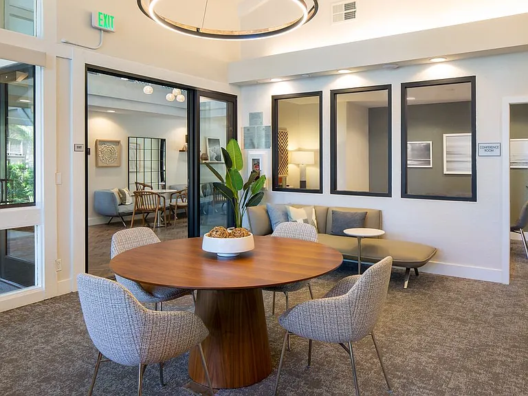 Leasing lounge