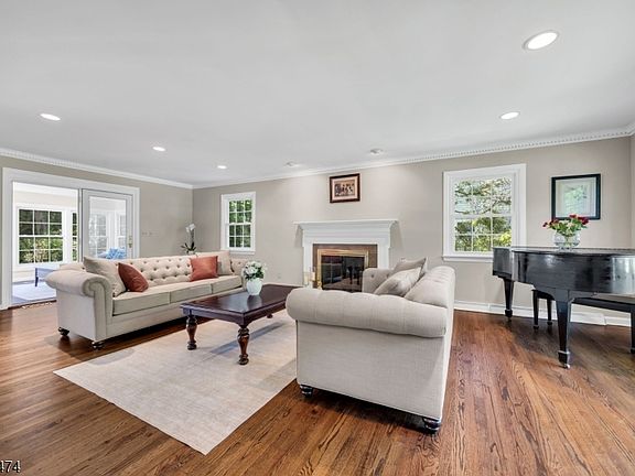 4th image of 935 Minisink Way