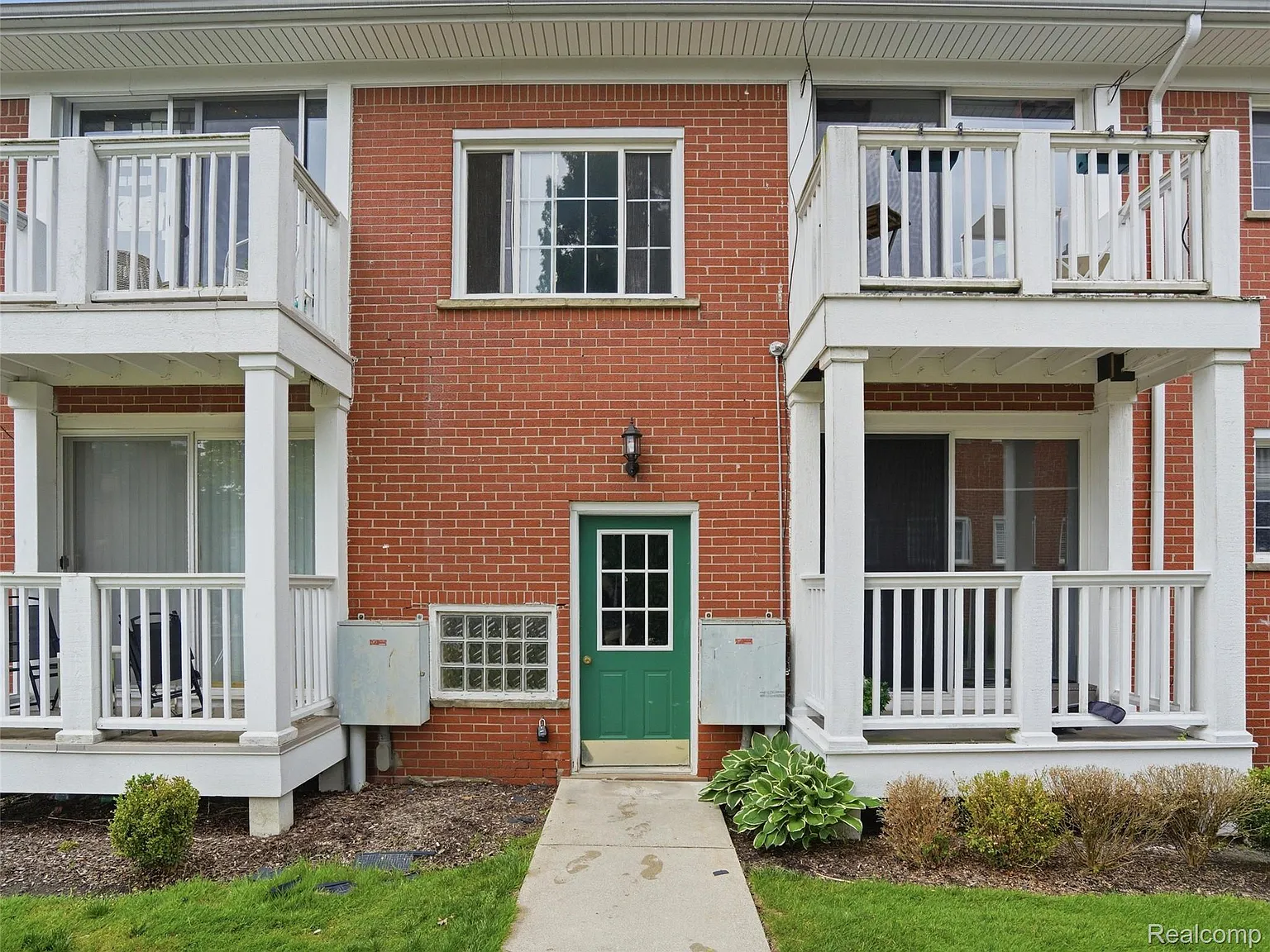 2 bed, 1.5 bath, 1946 sqft, $1,600 — Photo 1