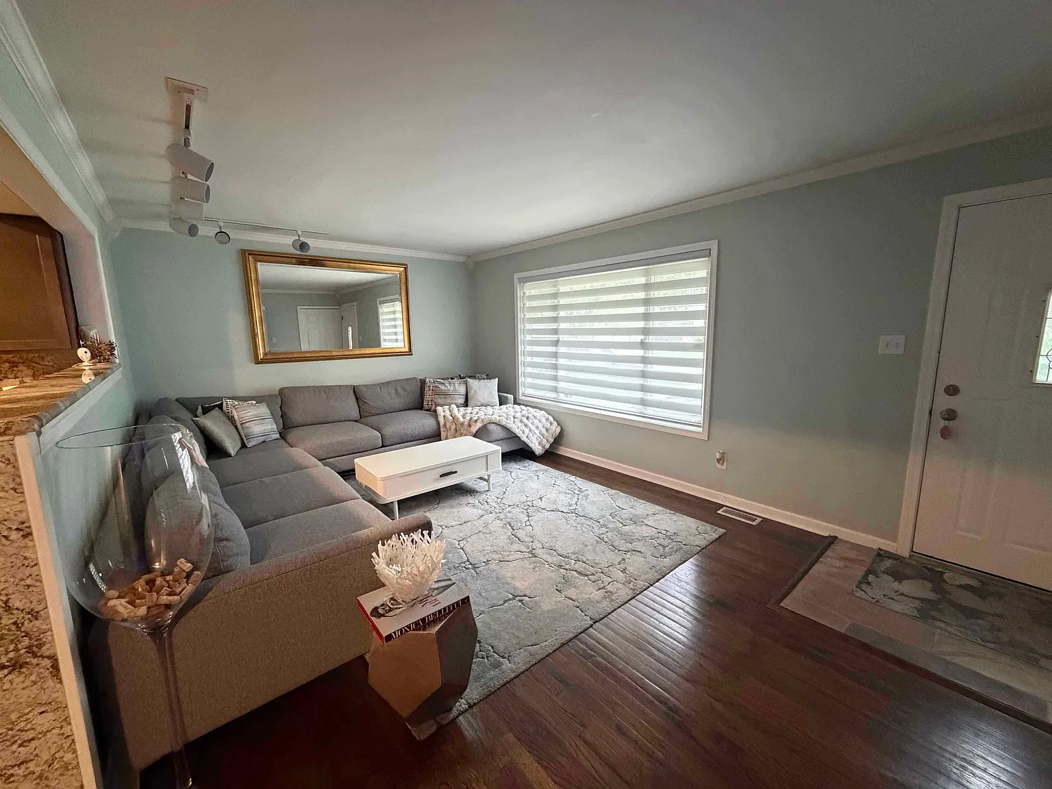 3 bed, 2100 sqft, $2,600 — Photo 3