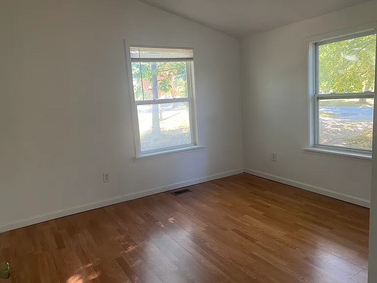 1425 S Northern Blvd — Photo 14