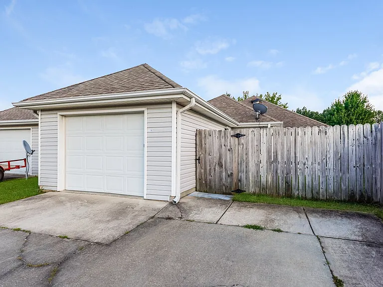 1061 Village Trl — Photo 24