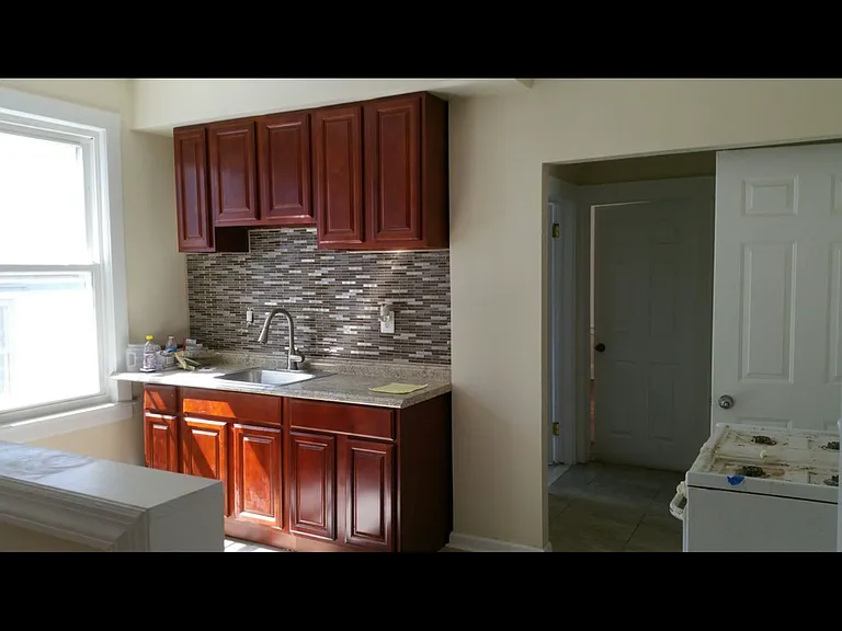 24 Underwood St — Photo 2