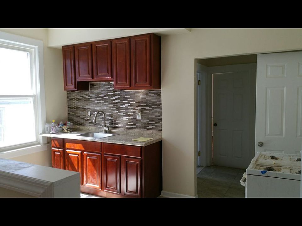 2nd image of 24 Underwood St