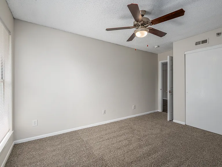 Falcon Point Apartments — Photo 23