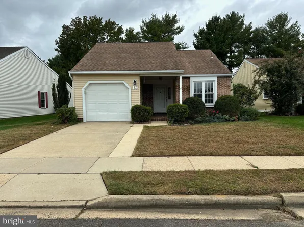 19 Fairfax Dr, Mount Laurel, NJ 08054