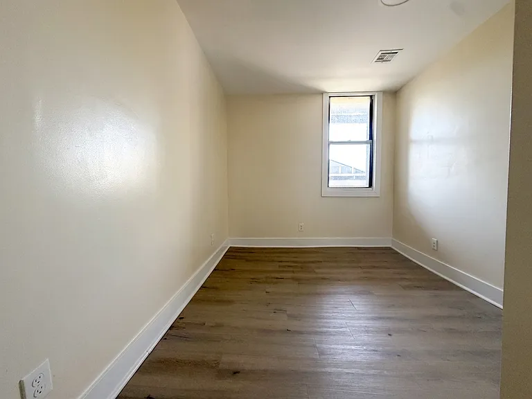 358-360 S Orange Ave #2R — Photo 4