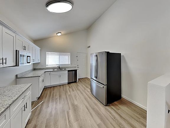 5th image of 810 E Olney Dr
