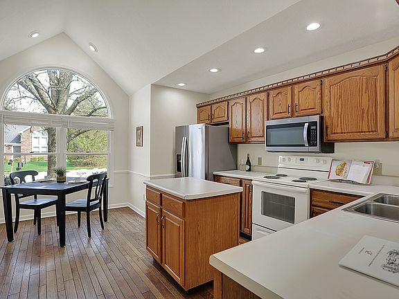 3rd image of 36 Palomino Ct